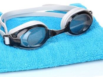 how to clean swimming goggles
