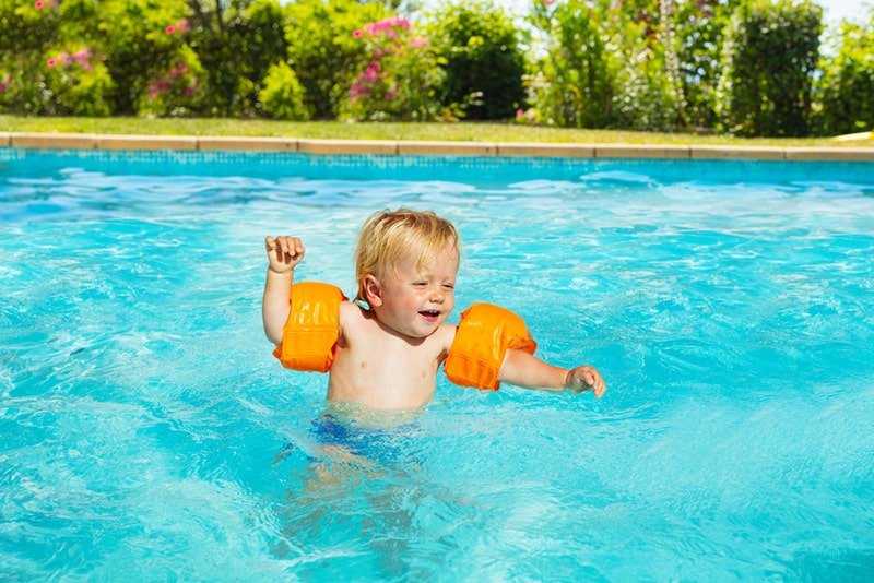 Baby-swimming-safety-tips