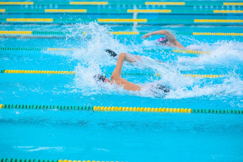 Swimming-laps-in-a-competition