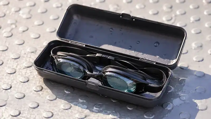 protective case for swim goggles